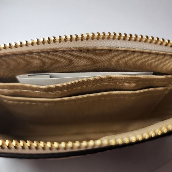 NWT Coach CBB81 Corner Zip Wristlet With Strawberry Print V2 - Picture 3 of 5